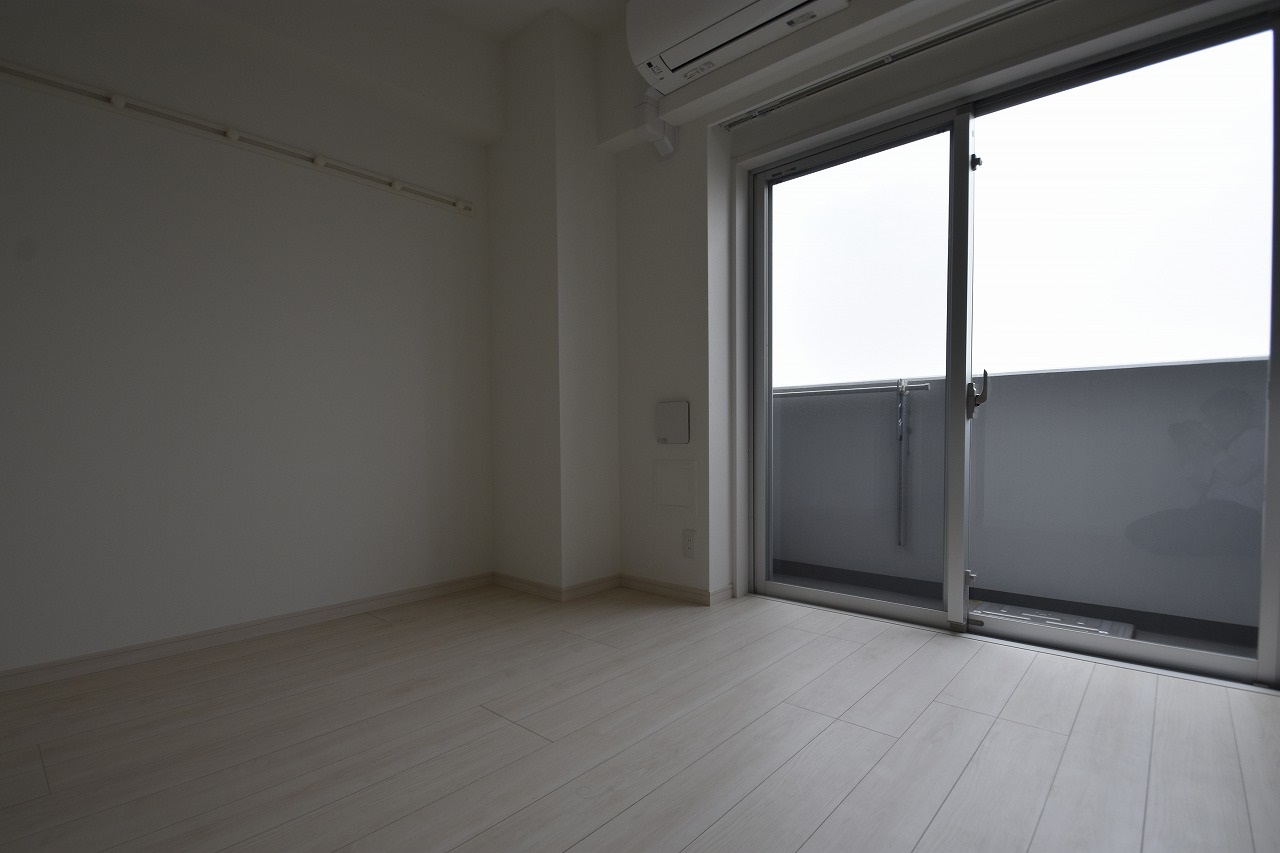 居室・リビング　優しい色合いの床材を使用した居住空間です。