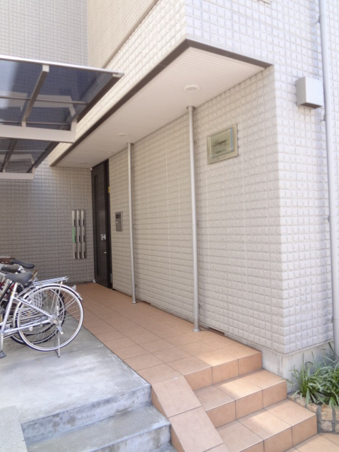 エントランス　敷地内に駐輪場（無料）