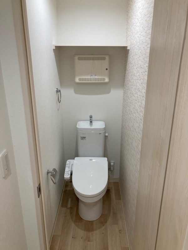 トイレ　温水洗浄便座付きのトイレです♪