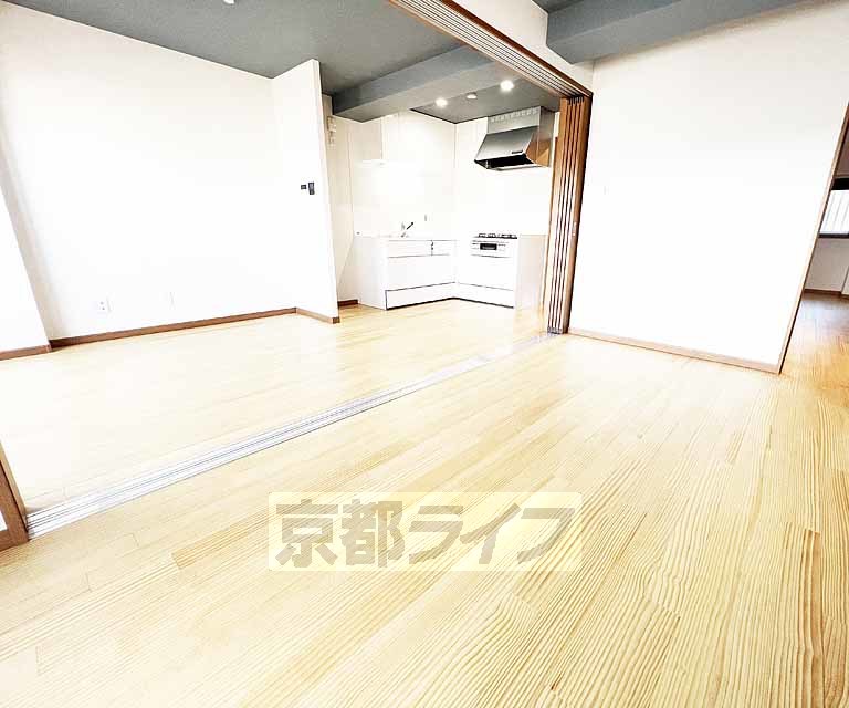 居室・リビング　日当たりの良い広々したお部屋です。