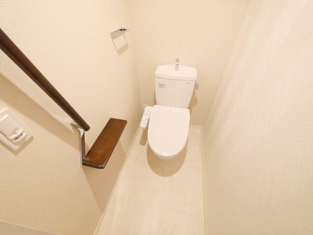 トイレ　落ち着いた色調のトイレです