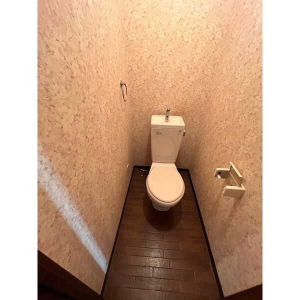 トイレ　同物件の別部屋になります。