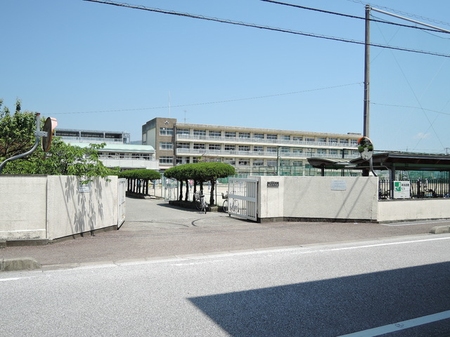 中学校　城東中学校（中学校）まで619m