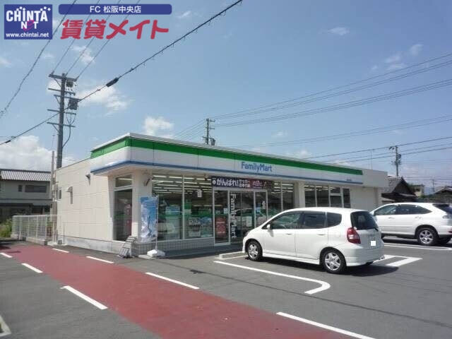 コンビニ　ファミリーマート松阪本居店（コンビニ）まで831m