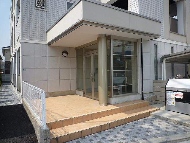エントランス　車をお持ちの方に嬉しい駐車場付きの物件です