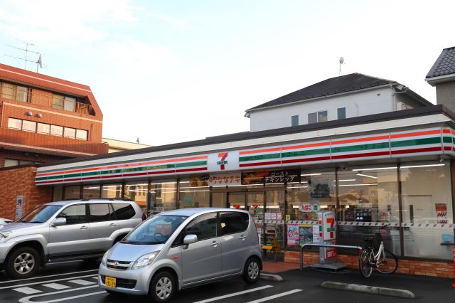 コンビニ　セブンイレブン（コンビニ）まで30m
