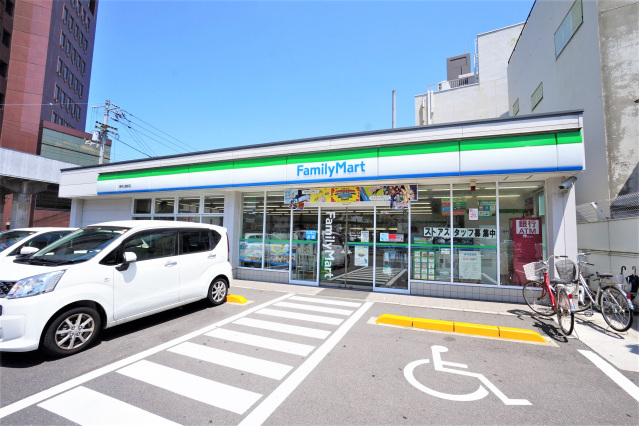 コンビニ　ファミリーマート栗林公園前店（コンビニ）まで330m