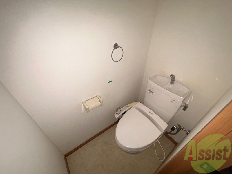 トイレ　トイレはウォシュレット機能付きです。安心して使用できますね。