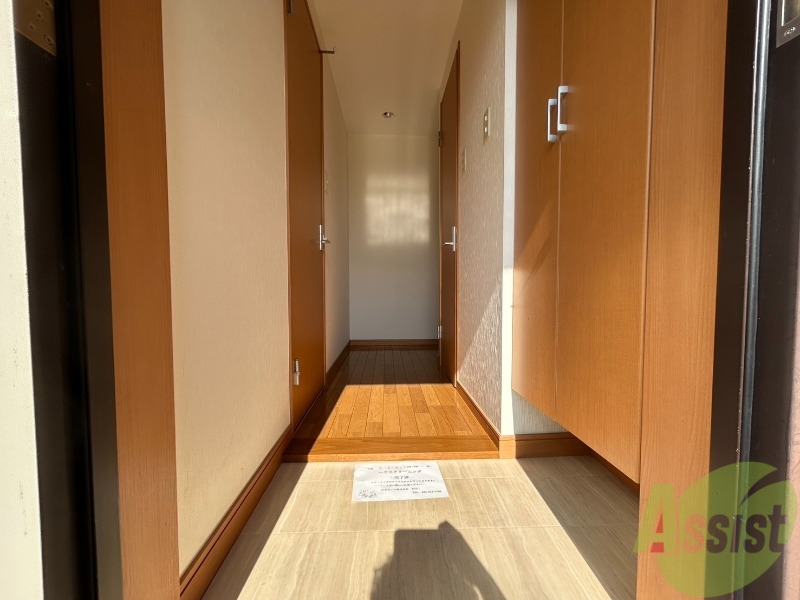 玄関　玄関からの様子です。すぐ部屋が見えないのは安心ですね。