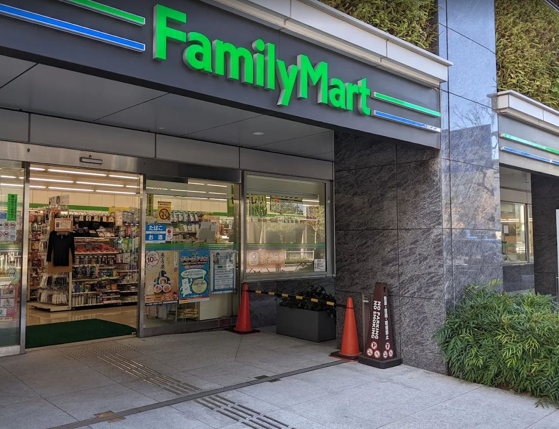 コンビニ　ファミリーマート 港南一丁目店（コンビニ）まで357m