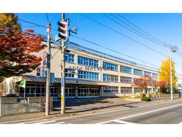 小学校　札幌市立新陽小学校（小学校）まで912m