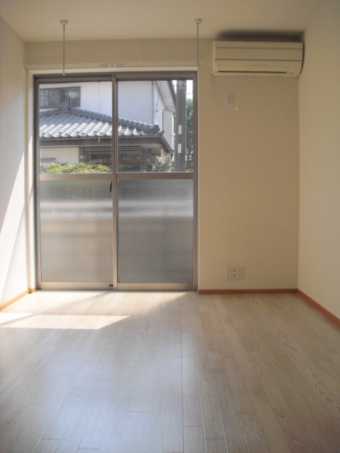 その他　南西向きの洋室６．８帖２面採光