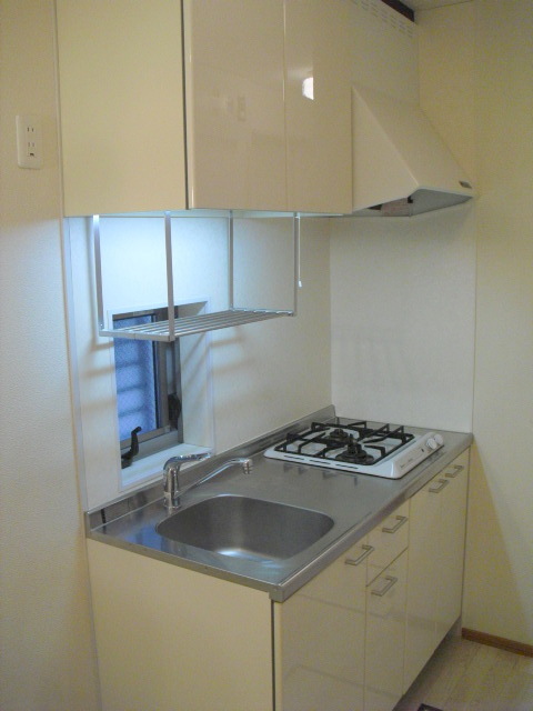 キッチン　窓付きの明るいガス２口システムキッチン