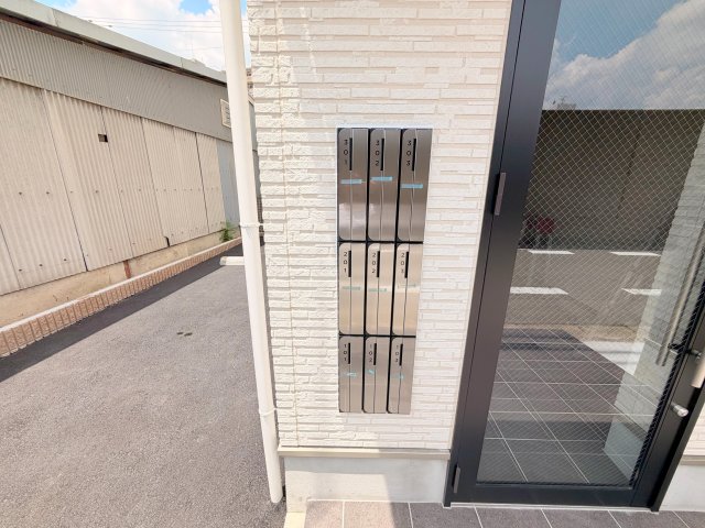 ロビー　ロビーにある各部屋毎のメールボックス。