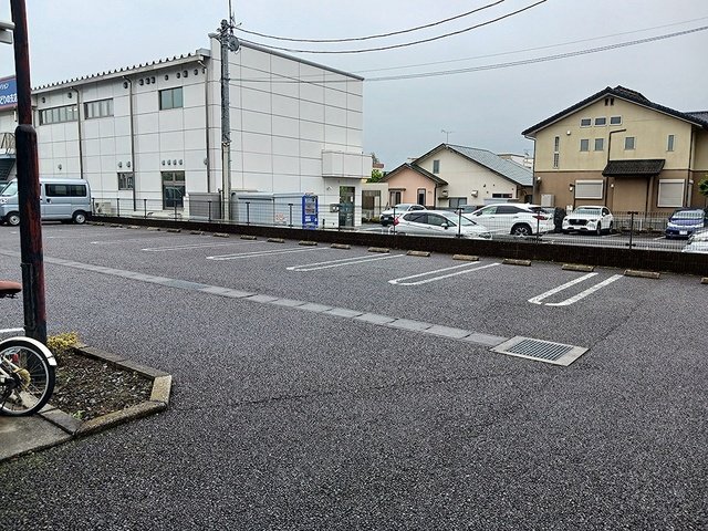 駐車場　駐車場があるので、車を買う予定の方も安心です