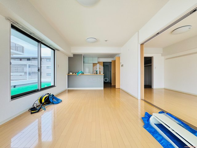 居室・リビング　同マンション参考写真