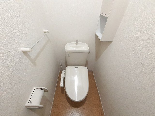 トイレ　落ち着いた色調のトイレです