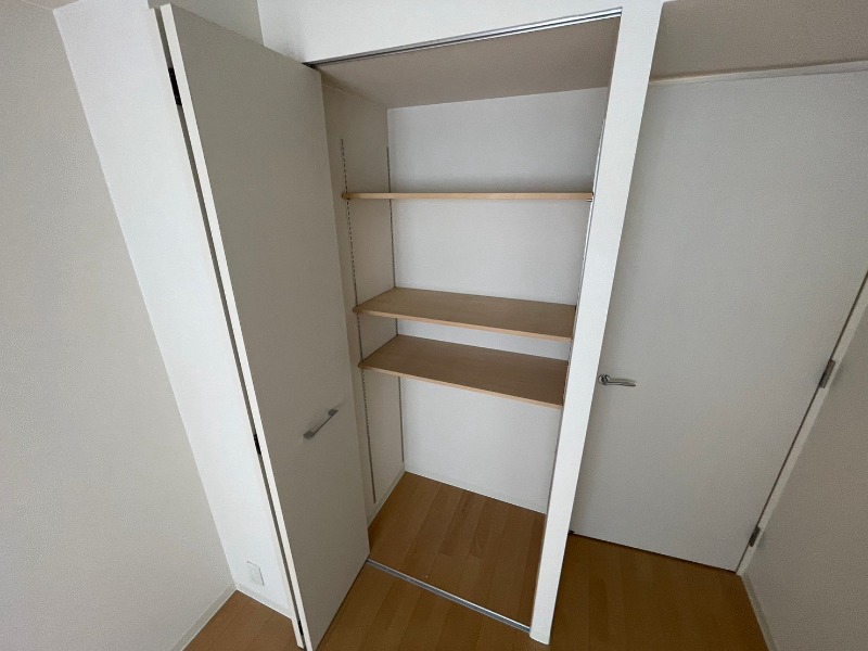 収納　寝室のウォークインクローゼットです。衣類その他沢山入ります！