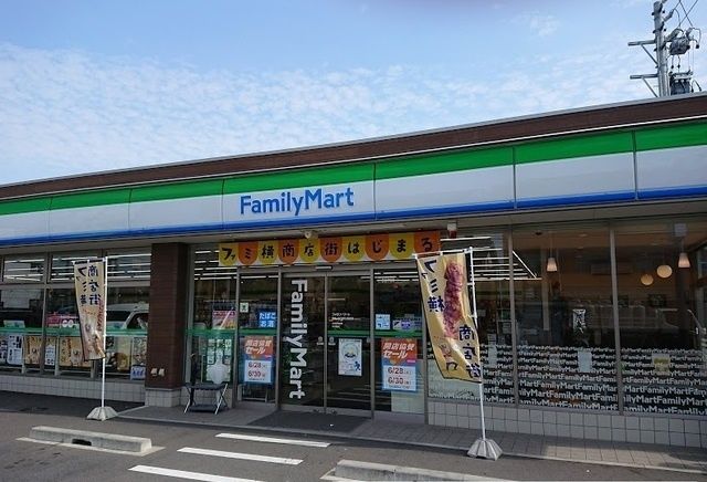 コンビニ　ファミリーマート（コンビニ）まで600m