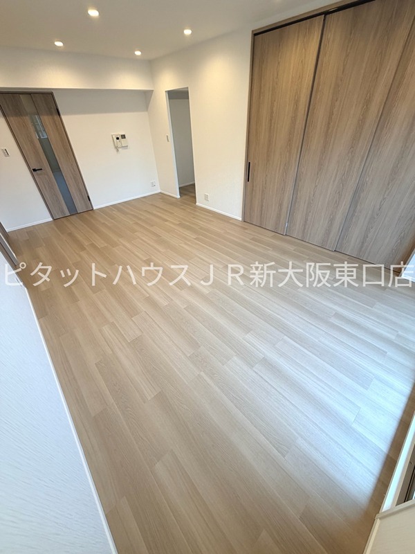 地下鉄御堂筋線 新大阪駅 徒歩5分 15階建 築20年の居間写真