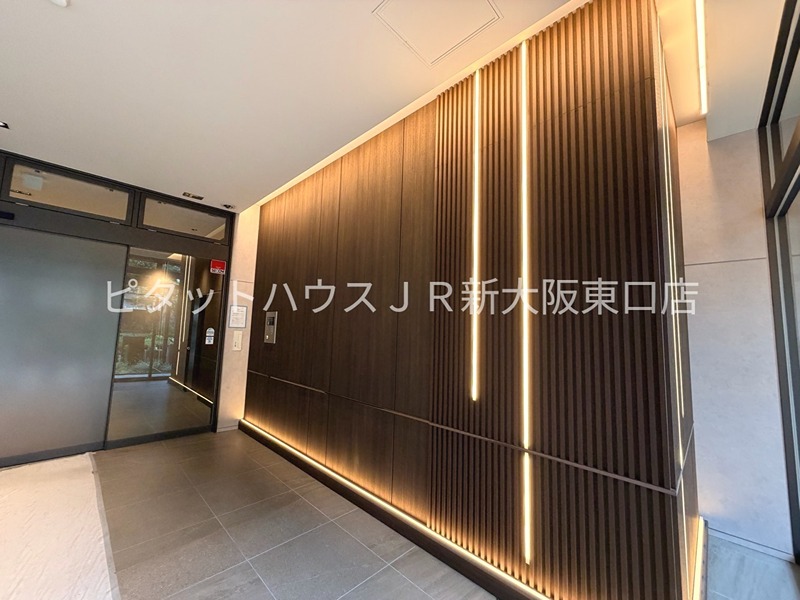 地下鉄御堂筋線 新大阪駅 徒歩5分 15階建 築20年の外観写真