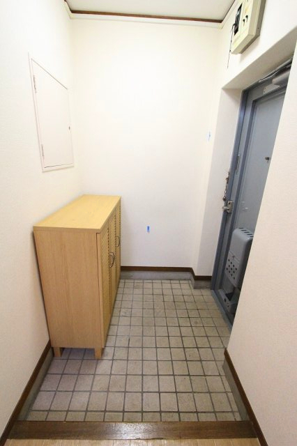 玄関　同物件の参考写真のため、現況を優先します。