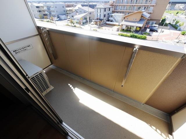バルコニー　※階により建具の色等変更ございます。現況優先