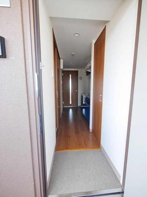 玄関　※お部屋の階数により建具の色合いが違います　現況優先