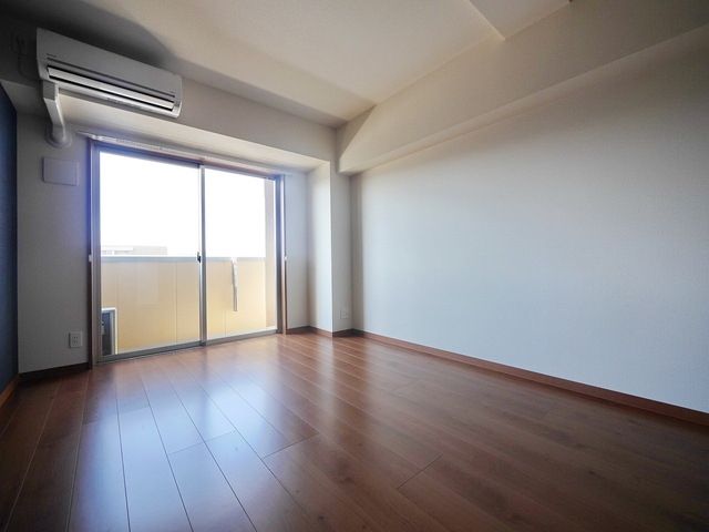 居室・リビング　※お部屋の階数により建具の色合いが違います　現況優先