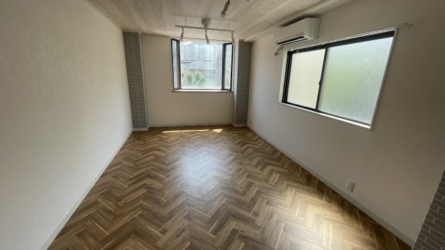 居室・リビング　２面採光の明るいお部屋です。