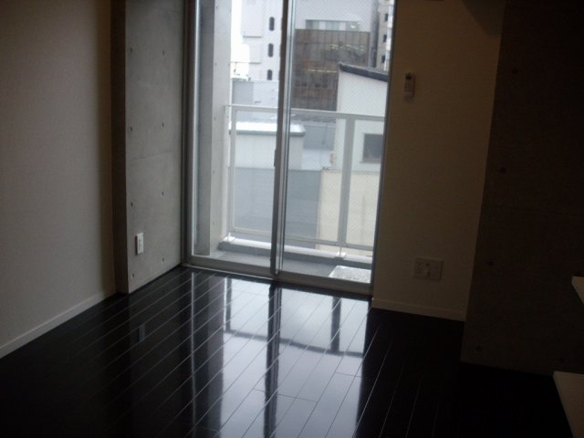 居室・リビング　落ち着いた色合いの床材を使用した居住空間です。