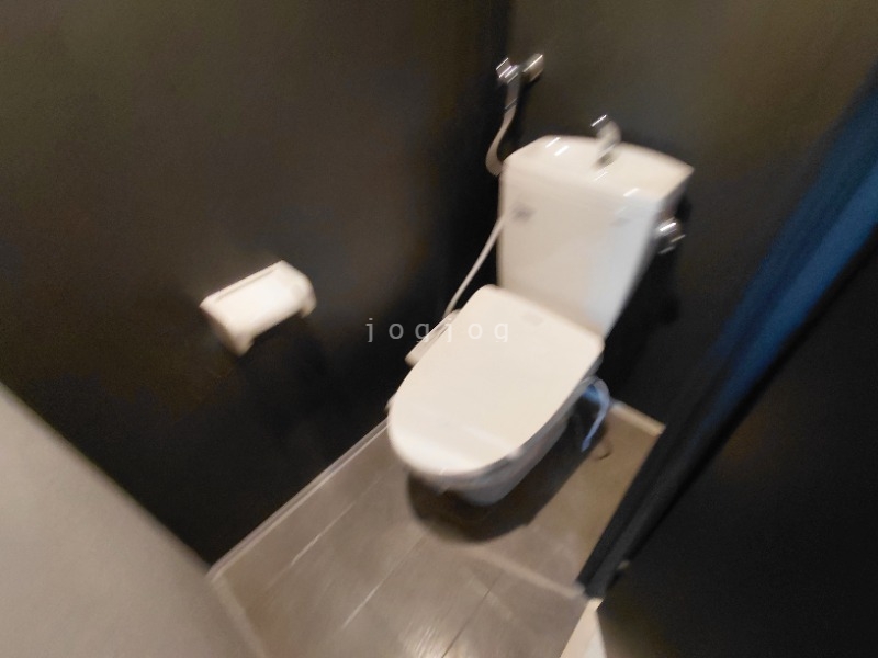 トイレ　嬉しい温水洗浄便座付きのトイレです。