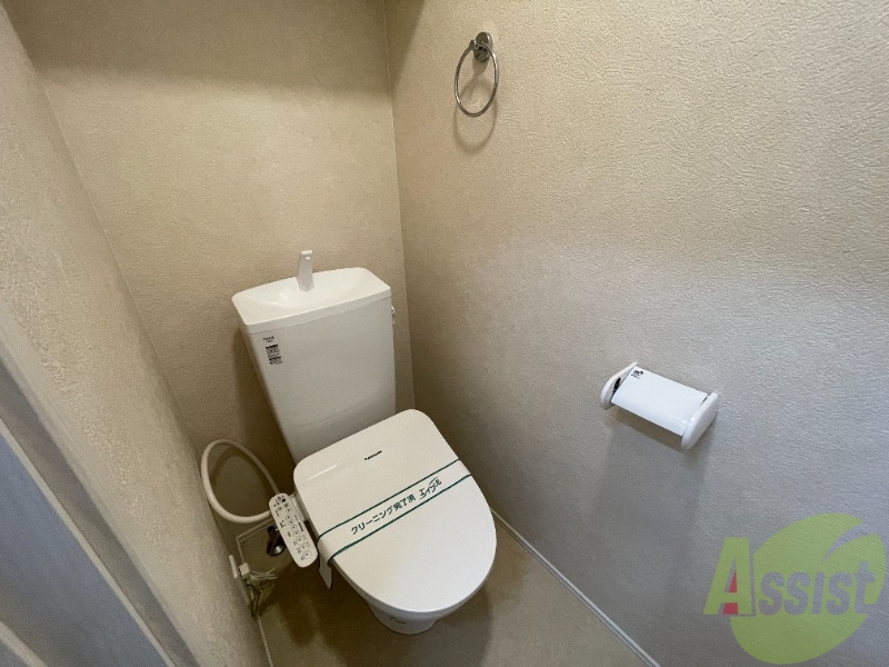 トイレ　トイレは温水洗浄便座です。シンプルな雰囲気になっています。