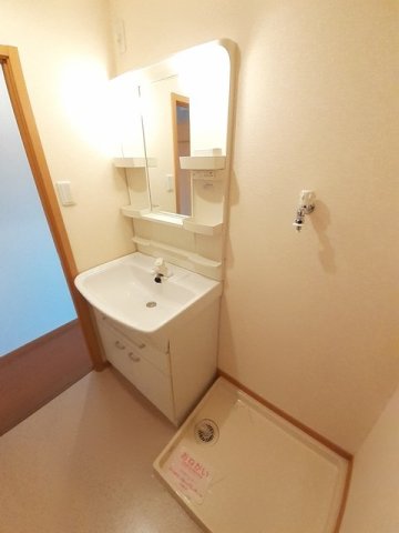 洗面設備　明るい洗面所です