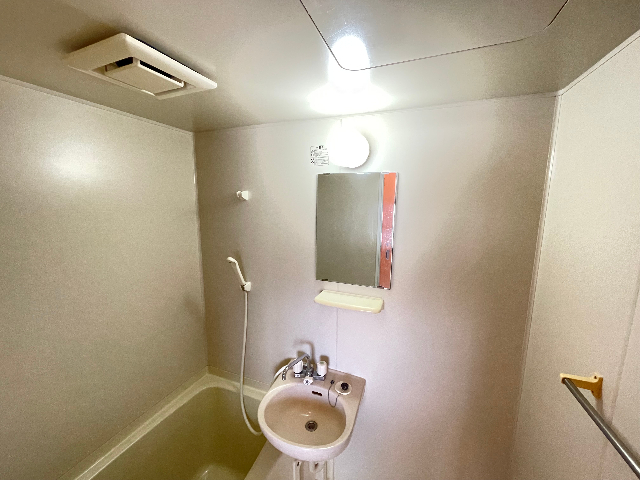 洗面設備　お風呂に洗面台付き