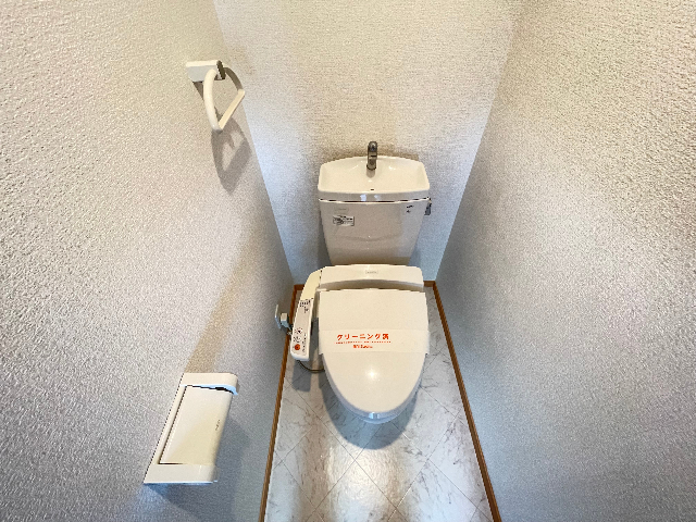トイレ　温水洗浄便座付き