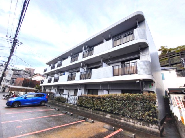 建物外観　県立大学駅まで徒歩10分。オートロック付きマンションです。