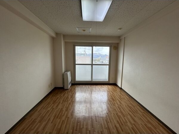 メゾンクレスト北大前IIの居間写真