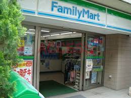 コンビニ　ファミリーマート南麻布三丁目店（コンビニ）まで435m
