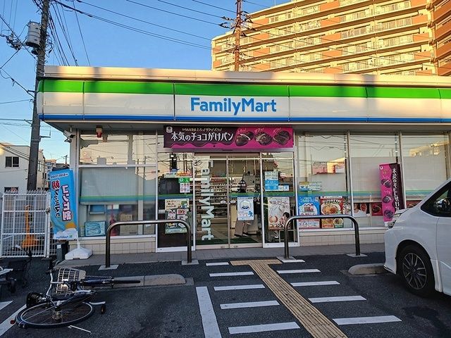 コンビニ　ファミリーマート（コンビニ）まで408m
