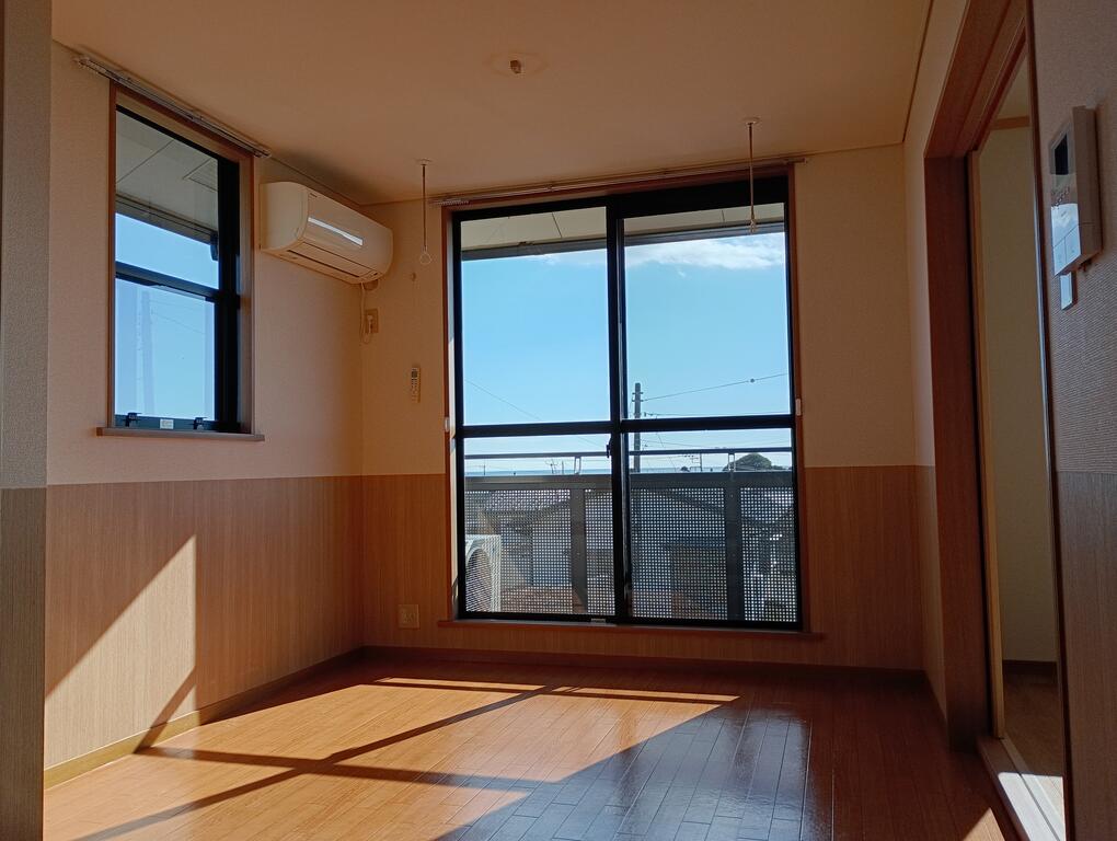 居室・リビング　家族が集まり過ごす時間が多いリビングは明るく開放的な空間♪