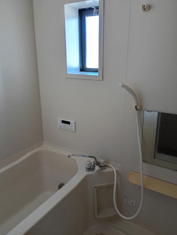 バス・シャワールーム　経済的な追い焚き付きのお風呂には換気・採光に良い小窓あり～★