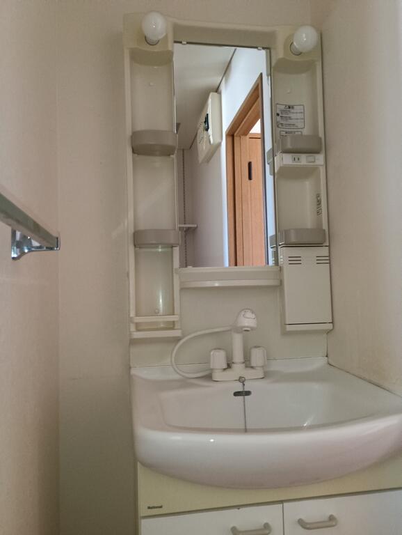 洗面設備　シャンプードレッサーは朝の忙しい時間でも髪を濡らしたりと便利