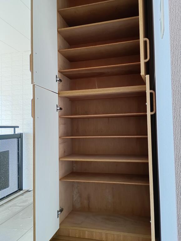 玄関　上下にたっぷり収納シューズクロークと便利なハングバー！