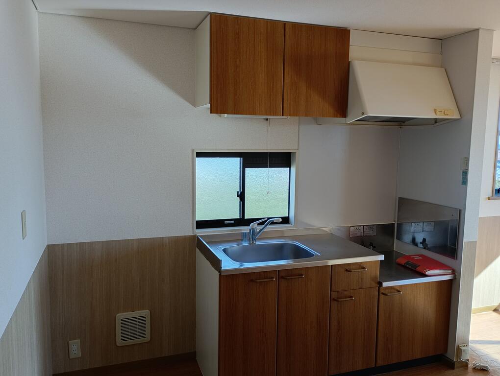 キッチン　明るいキッチンはリビングの様子を見ながら会話も弾みます！