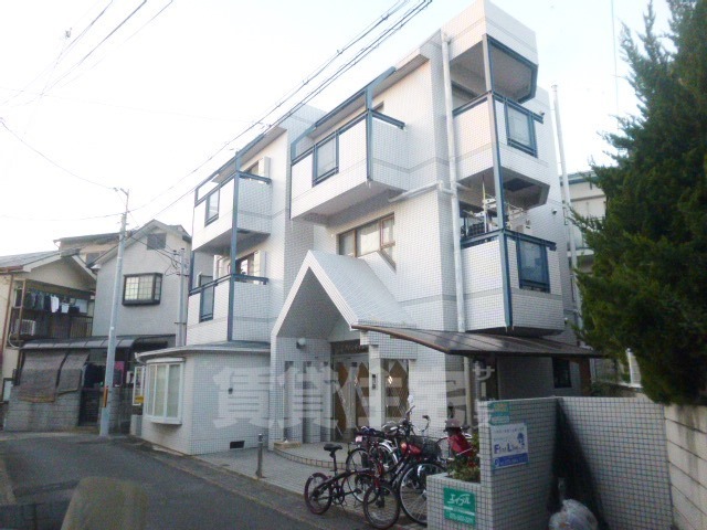 京都市山科区四ノ宮泓のマンションの建物外観