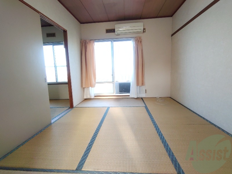 居室・リビング　広くきれいなリビングは明るい光も良く差します。