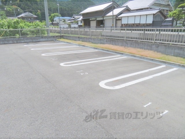 【丹波市柏原町大新屋のアパートの駐車場】