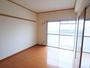 居室・リビング　南側洋室6帖　陽当たりのより明るいお部屋です。