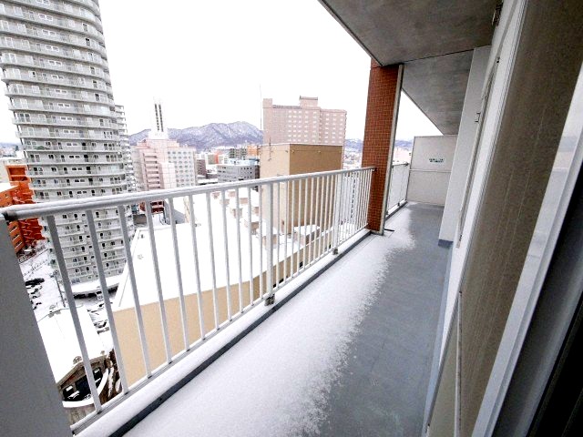 【札幌市中央区南八条西のマンションのバルコニー】